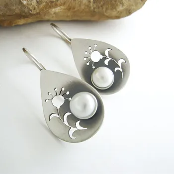 Изящни кръгли бели обеци с имитация на перли, мода сребърни обеци с метална резба, кухи цвете растения, висящи обеци за жени